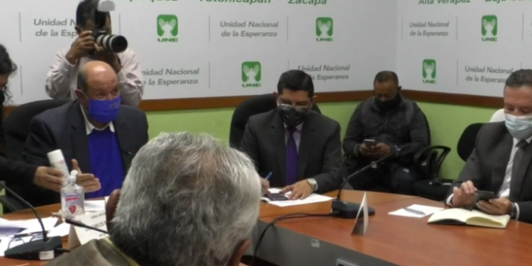 UNE cambia a jefes de bloque