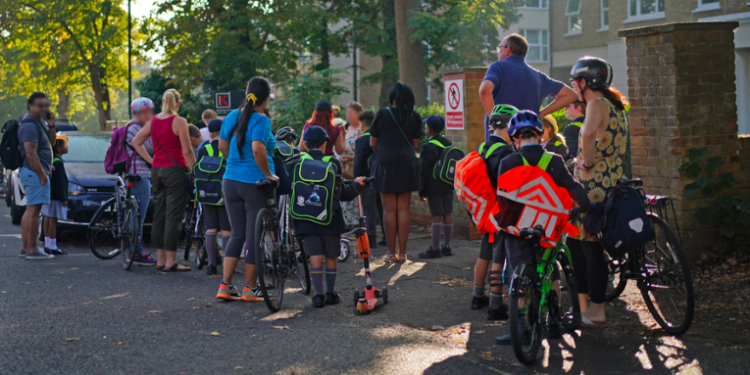 Uniforme A y B: escuelas británicas consolidan políticas de género neutro en la vestimenta
