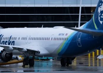 United y Alaska Airlines hallan piezas sueltas en aviones