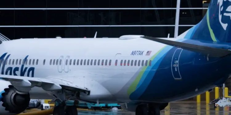 United y Alaska Airlines hallan piezas sueltas en aviones