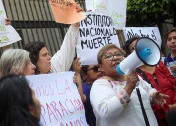 Unos 100 migrantes escapan de centro de detención en el sur de México