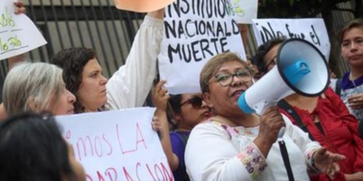 Unos 100 migrantes escapan de centro de detención en el sur de México