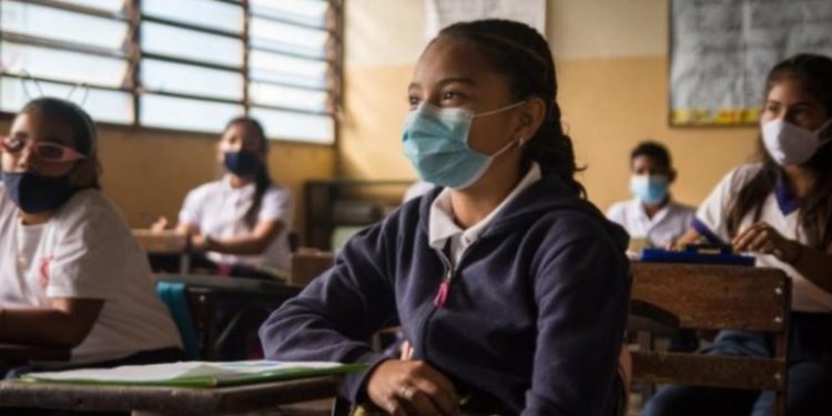 Unos 150 millones de niños siguen sin regresar a la escuela debido al COVID-19