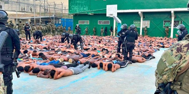 Unos 3.000 policías y militares de Ecuador intervienen dos cárceles en busca de armas y explosivos
