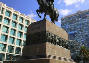 Uruguay brinda residencia por arraigo a miles de migrantes