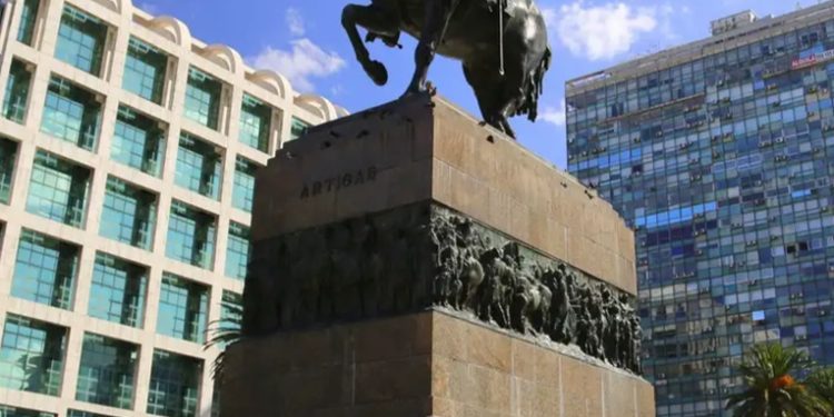 Uruguay brinda residencia por arraigo a miles de migrantes