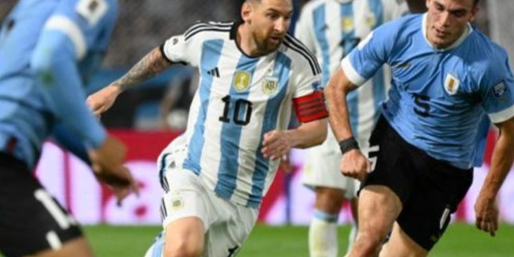 Uruguay venció por 2-0 a Argentina y le arrebata el invicto