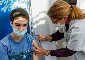 Vacuna de Moderna (altamente efectiva ) en adolescentes contra COVID-19