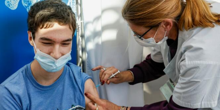 Vacuna de Moderna (altamente efectiva ) en adolescentes contra COVID-19