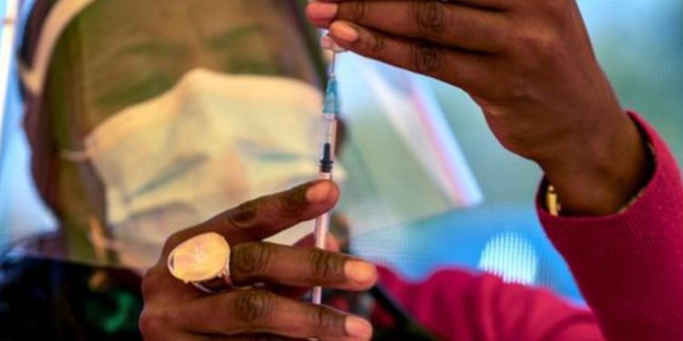 Vacuna de Pfizer protege al 70 por ciento contra hospitalizaciones por ómicron, según estudio en Sudáfrica