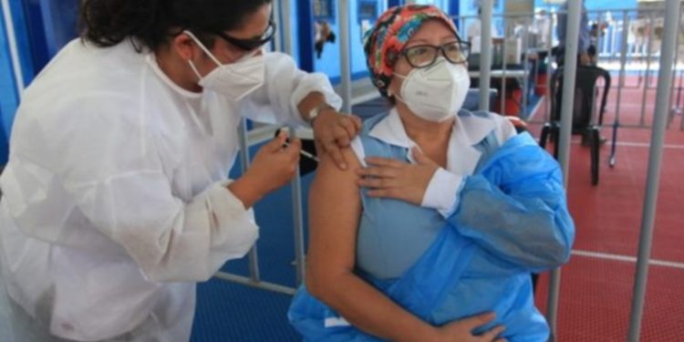 Vacunarán solo a personas que cuenta con cita