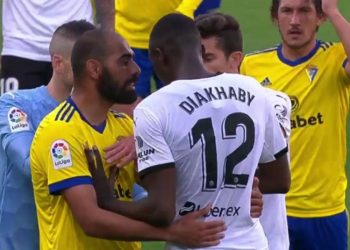 Valencia abandona el terreno de juego por insultos racistas