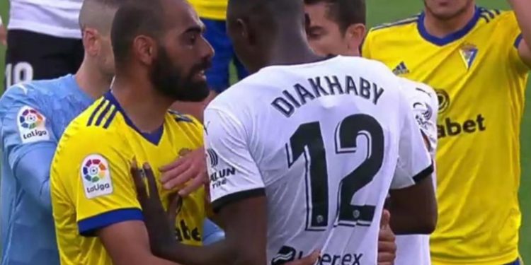 Valencia abandona el terreno de juego por insultos racistas