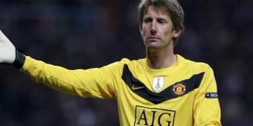 Van der Sar es hospitalizado tras sufrir hemorragia cerebral