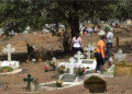 Varias familias que visitaron el área donde fueron enterradas personas que murieron de COVID-19