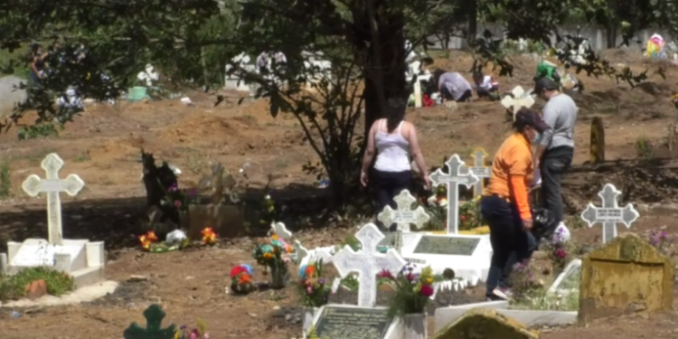 Varias familias que visitaron el área donde fueron enterradas personas que murieron de COVID-19