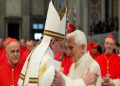 Vaticano defiende a Benedicto XVI en casos de abuso