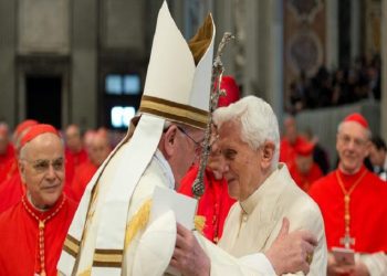 Vaticano defiende a Benedicto XVI en casos de abuso