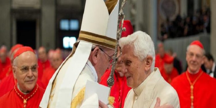 Vaticano defiende a Benedicto XVI en casos de abuso