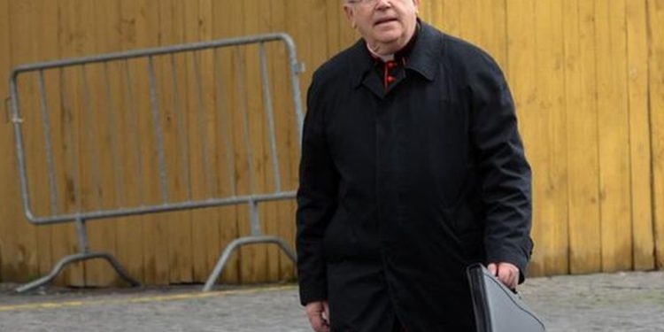 Vaticano investigará a cardenal francés por abuso de una menor