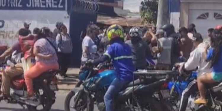 Vecinos linchan moto ladrón que intentó robar a vendedor de shucos