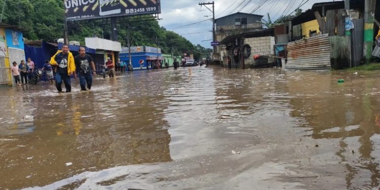Vecinos damnificados por el río platanitos protestan y piden ayuda estatal
