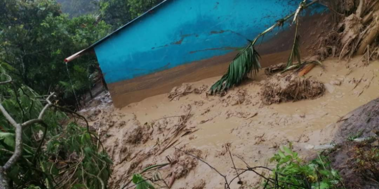 Vecinos de la aldea Quejá graban impactantes imágenes luego del deslave