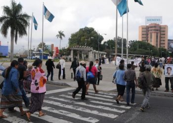 Vecinos de San Juan Sacatepéquez marchan en solidaridad con los 48 cantones