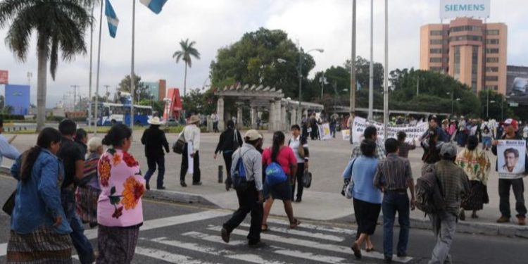 Vecinos de San Juan Sacatepéquez marchan en solidaridad con los 48 cantones