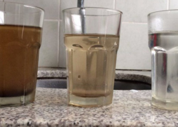 Vecinos de zona 15 presentan queja sobre agua potable contaminada en el sector