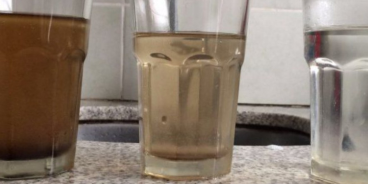 Vecinos de zona 15 presentan queja sobre agua potable contaminada en el sector