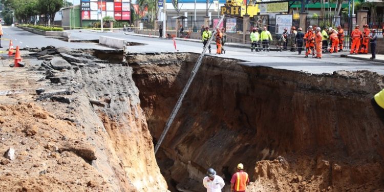 Vecinos de zona 6 de Villa Nueva reportan retumbos en las cercanías del nuevo hundimiento