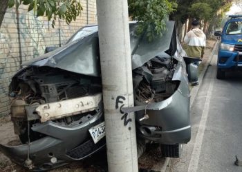 Vehículo impacta contra poste en la mañana de Navidad
