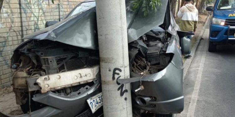 Vehículo impacta contra poste en la mañana de Navidad