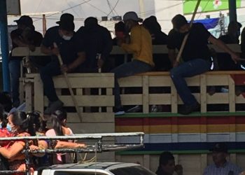 Vendedores de la Terminal tratan de liberar el bloqueo en la Calle Martí­