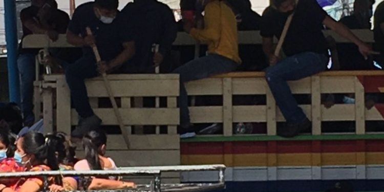 Vendedores de la Terminal tratan de liberar el bloqueo en la Calle Martí
