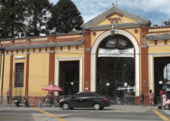 Vendedores del mercado de flores y de lápidas esperan bajas en sus ventas para el Dí­a de Los Santos por cierre de cementerios