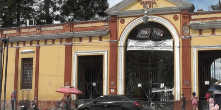 Vendedores del mercado de flores y de lápidas esperan bajas en sus ventas para el Dí­a de Los Santos por cierre de cementerios