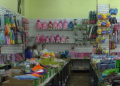 Vendedores guatemaltecos se preparan don diversos productos para el día del niño