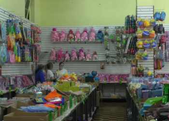 Vendedores guatemaltecos se preparan don diversos productos para el dí­a del niño