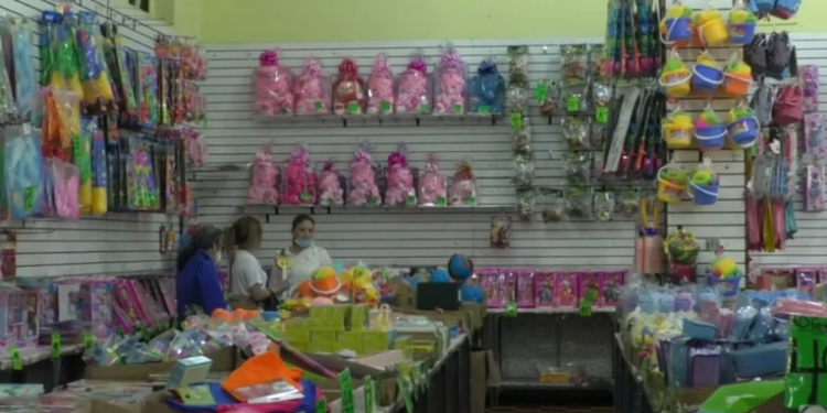 Vendedores guatemaltecos se preparan don diversos productos para el dí­a del niño