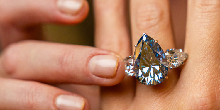Venden un enorme diamante azul por más de 43 millones de dólares