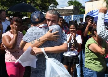 Venezuela anuncia un centenar de nuevas excarcelaciones