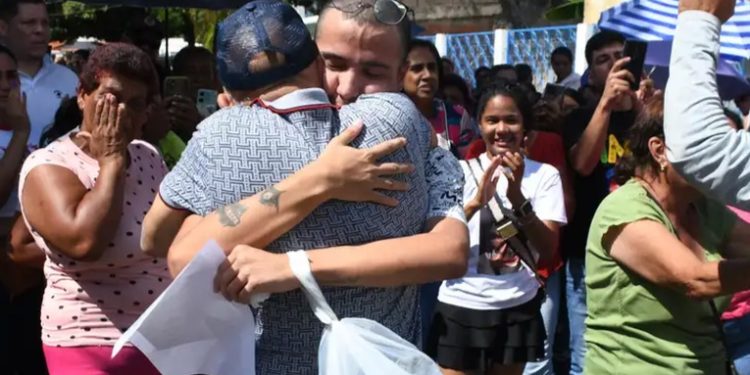 Venezuela anuncia un centenar de nuevas excarcelaciones