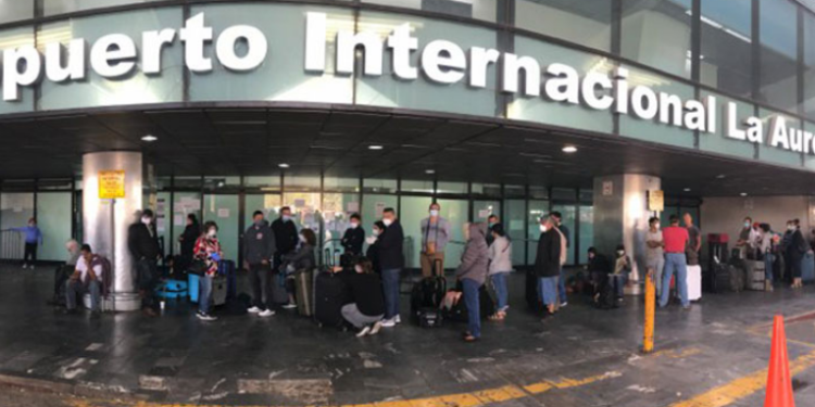 Ventas afuera del Aeropuerto la Aurora no están permitidas