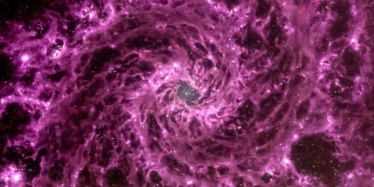 -Verdaderamente espectacular-: el telescopio James Webb captura una asombrosa imagen de una galaxia espiral púrpura