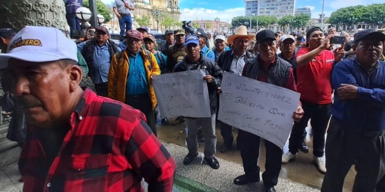 Veteranos del Ejército bloquean 21 puntos en demanda de beneficios económicos atrasados