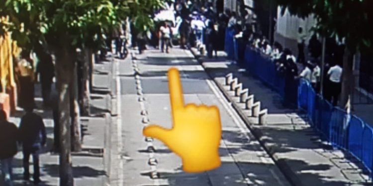 Veteranos militares bloquean acceso vehicular en Casa Presidencial