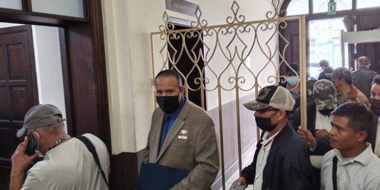 Veteranos militares bloquean parcialmente rutas del paí­s en demanda de compensación económica