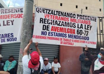 Veteranos militares manifestaron en la sede del Congreso de la República